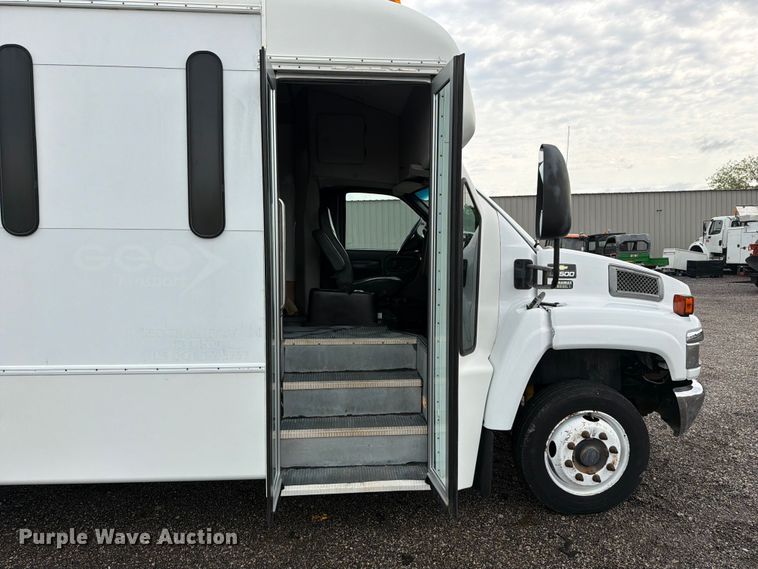image for item EG9235 2008 Chevrolet C5500 shuttle bus