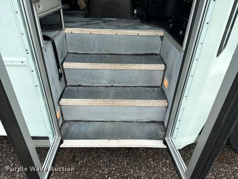 image for item EG9235 2008 Chevrolet C5500 shuttle bus