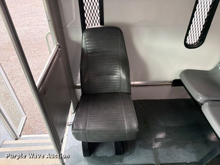 image for item EG9235 2008 Chevrolet C5500 shuttle bus