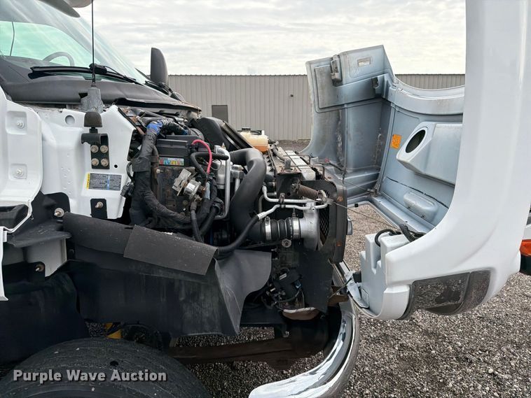 image for item EG9235 2008 Chevrolet C5500 shuttle bus