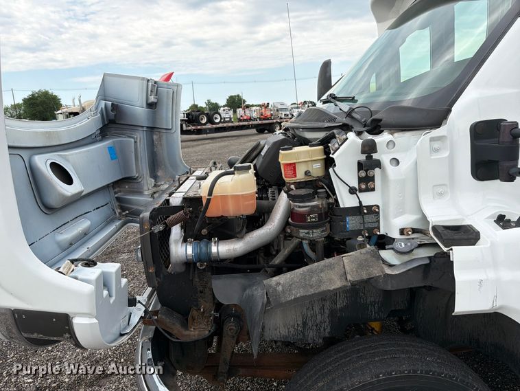 image for item EG9235 2008 Chevrolet C5500 shuttle bus