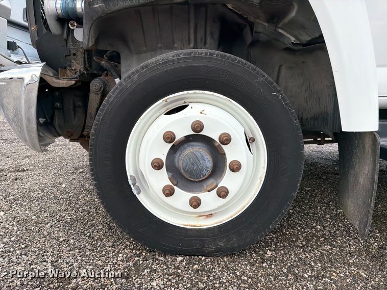 image for item EG9235 2008 Chevrolet C5500 shuttle bus