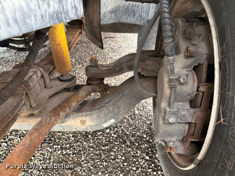 image for item EG9235 2008 Chevrolet C5500 shuttle bus