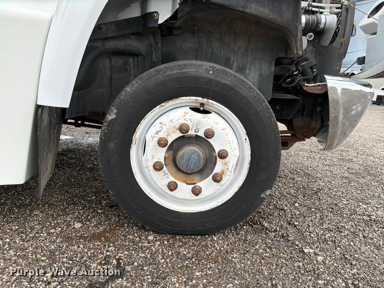 image for item EG9235 2008 Chevrolet C5500 shuttle bus