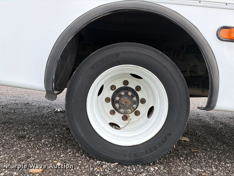 image for item EG9235 2008 Chevrolet C5500 shuttle bus