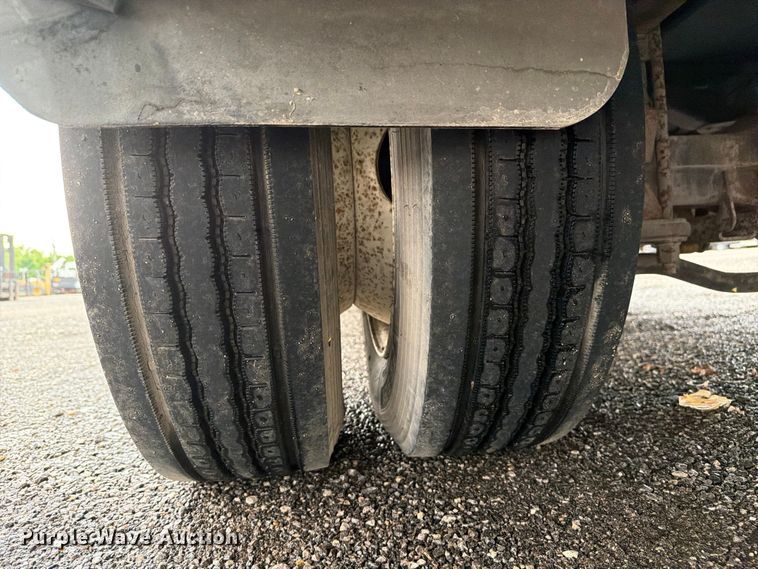 image for item EG9235 2008 Chevrolet C5500 shuttle bus