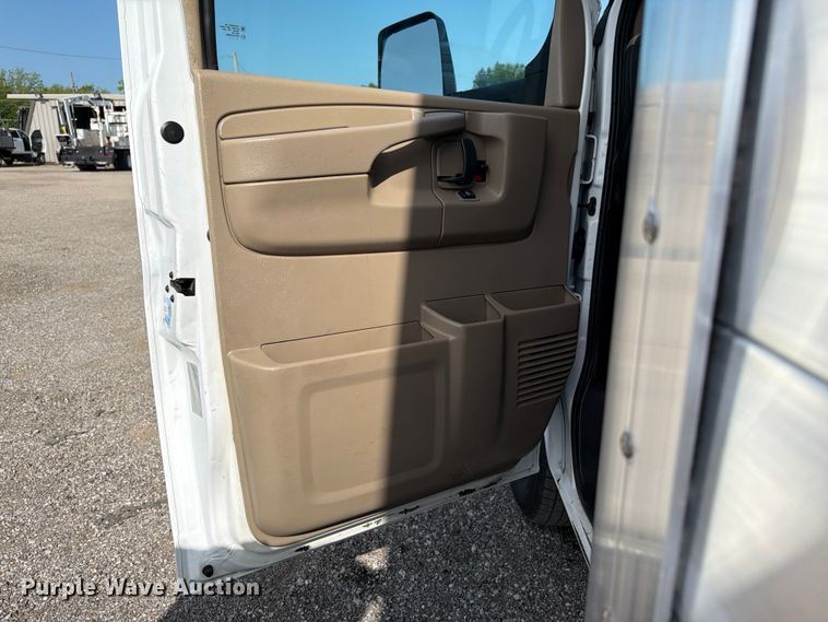 image for item EG9314 2015 Chevrolet Express 4500 box truck