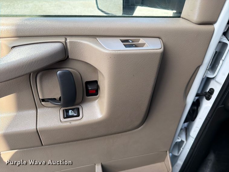 image for item EG9314 2015 Chevrolet Express 4500 box truck