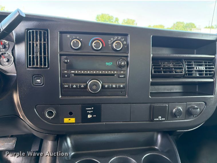 image for item EG9314 2015 Chevrolet Express 4500 box truck