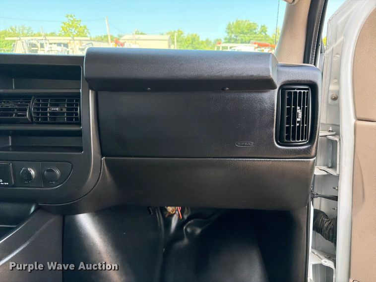 image for item EG9314 2015 Chevrolet Express 4500 box truck