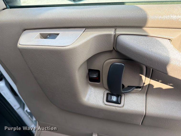 image for item EG9314 2015 Chevrolet Express 4500 box truck