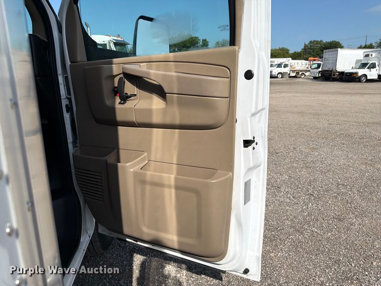 image for item EG9314 2015 Chevrolet Express 4500 box truck