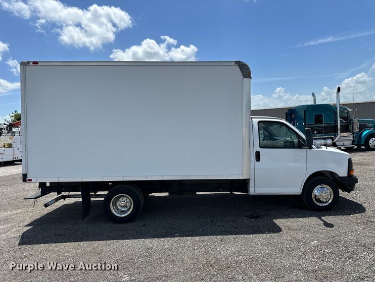 image for item EG9318 2006 GMC Savana 3500 box truck