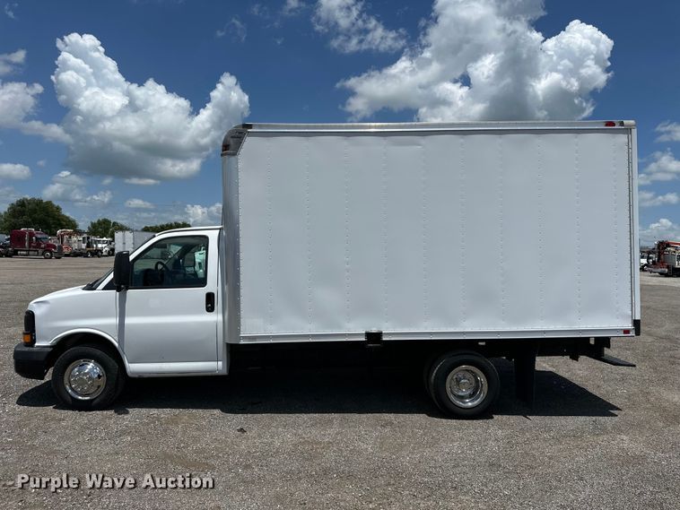 image for item EG9318 2006 GMC Savana 3500 box truck
