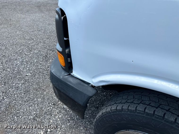 image for item EG9318 2006 GMC Savana 3500 box truck