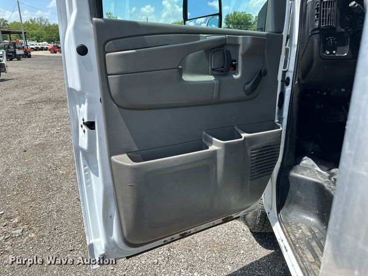 image for item EG9318 2006 GMC Savana 3500 box truck