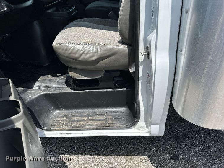 image for item EG9318 2006 GMC Savana 3500 box truck