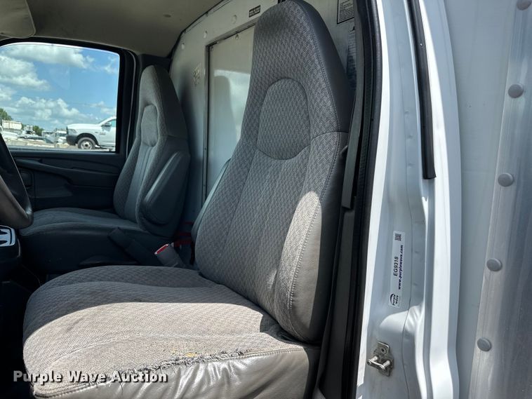 image for item EG9318 2006 GMC Savana 3500 box truck
