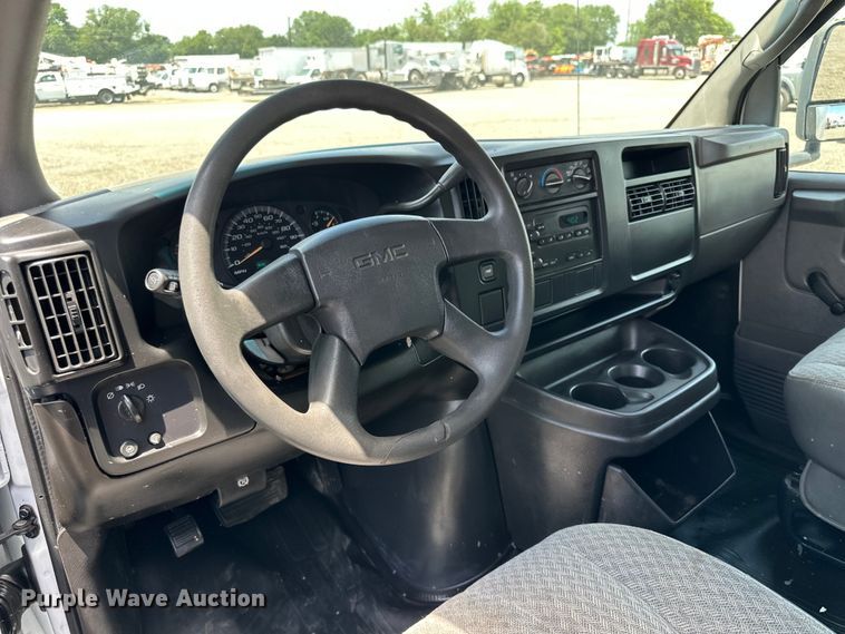 image for item EG9318 2006 GMC Savana 3500 box truck