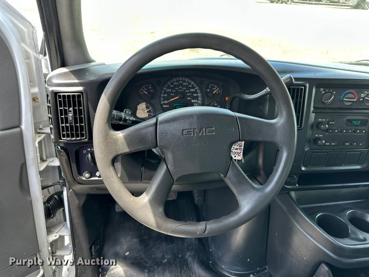image for item EG9318 2006 GMC Savana 3500 box truck