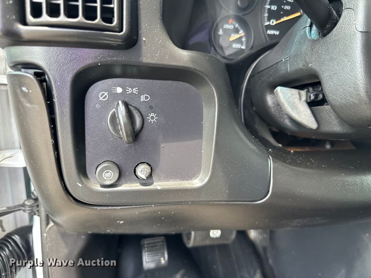 image for item EG9318 2006 GMC Savana 3500 box truck
