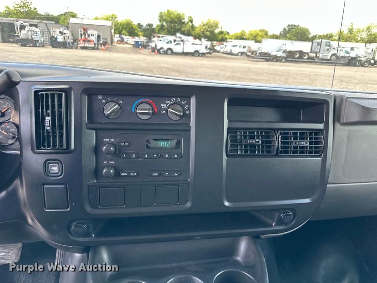 image for item EG9318 2006 GMC Savana 3500 box truck