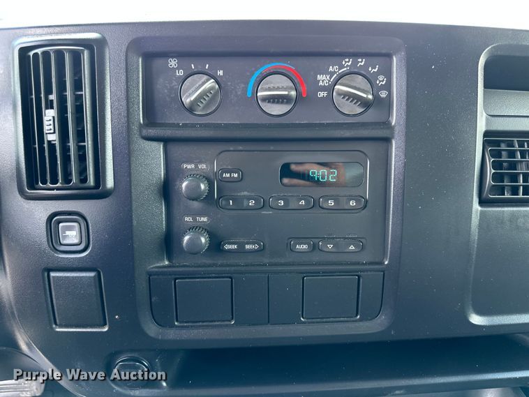 image for item EG9318 2006 GMC Savana 3500 box truck