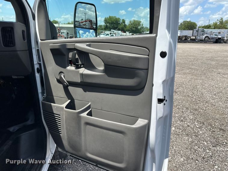 image for item EG9318 2006 GMC Savana 3500 box truck