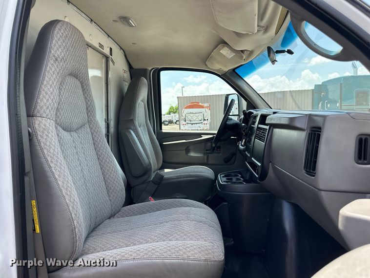 image for item EG9318 2006 GMC Savana 3500 box truck
