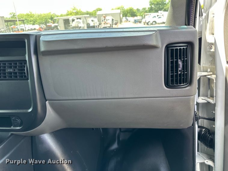 image for item EG9318 2006 GMC Savana 3500 box truck