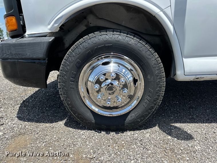 image for item EG9318 2006 GMC Savana 3500 box truck