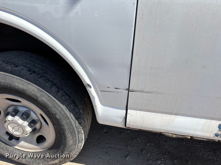 image for item EL2561 2017 Chevrolet Express 2500 van