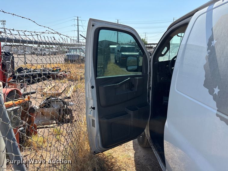 image for item EL2561 2017 Chevrolet Express 2500 van
