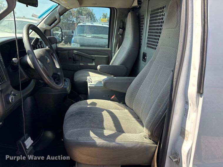 image for item EL2561 2017 Chevrolet Express 2500 van