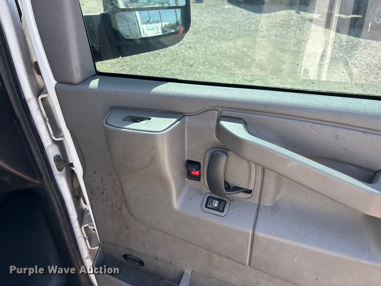 image for item EL2561 2017 Chevrolet Express 2500 van