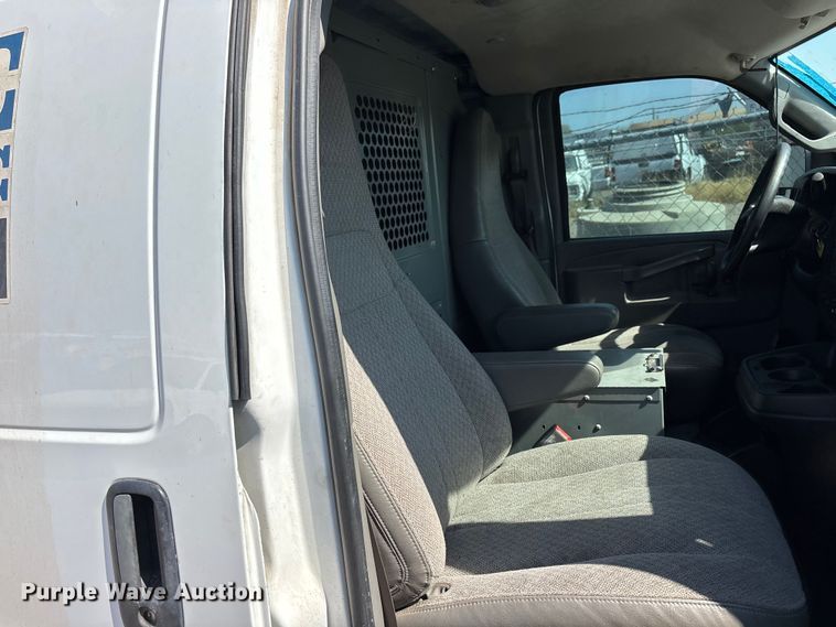 image for item EL2561 2017 Chevrolet Express 2500 van