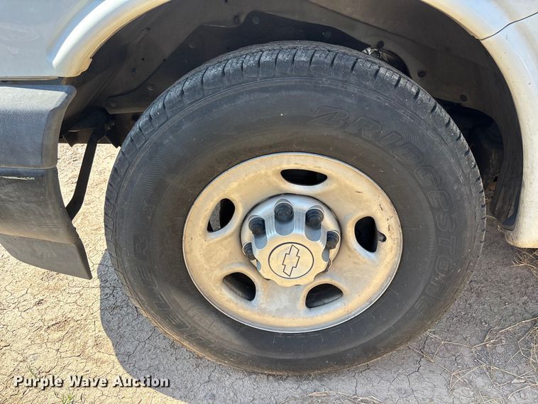 image for item EL2561 2017 Chevrolet Express 2500 van