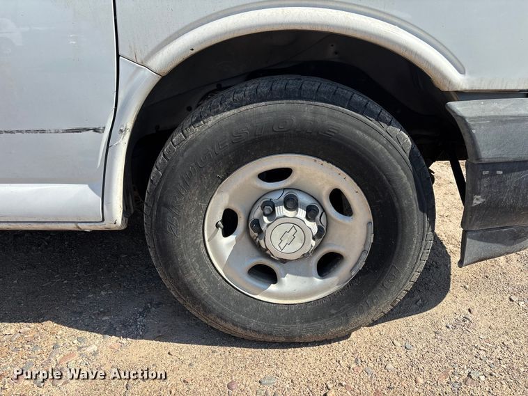 image for item EL2561 2017 Chevrolet Express 2500 van