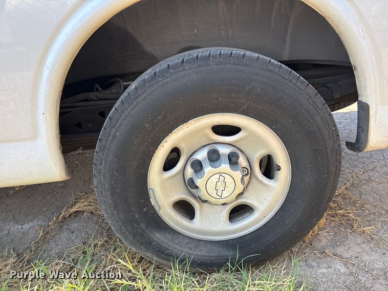 image for item EL2561 2017 Chevrolet Express 2500 van