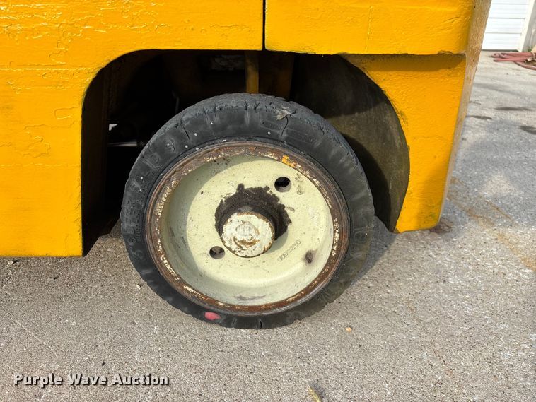 image for item EO4438 1984 Yale GLC050RCJUAE083 forklift