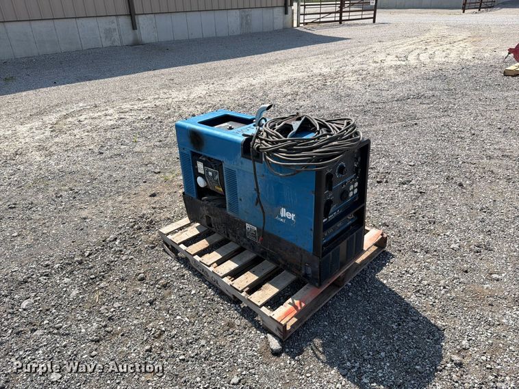 image for item EO8622 Miller Bobcat 225 welder/generator