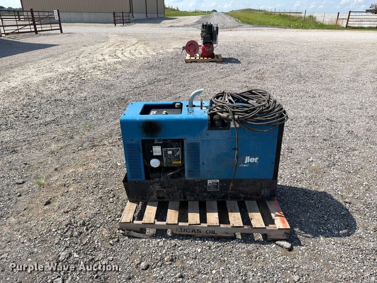 image for item EO8622 Miller Bobcat 225 welder/generator