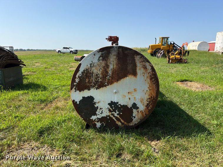 image for item EO8632 (2) 1000 gallon fuel tanks