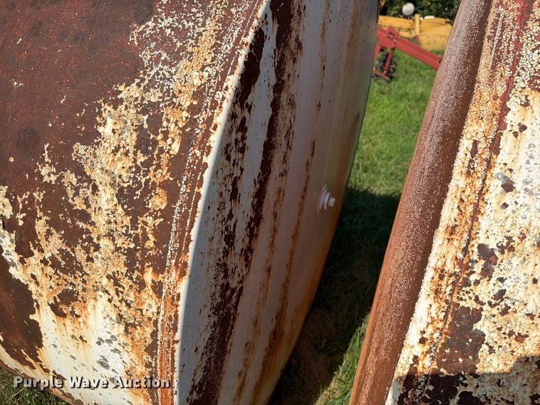 image for item EO8632 (2) 1000 gallon fuel tanks