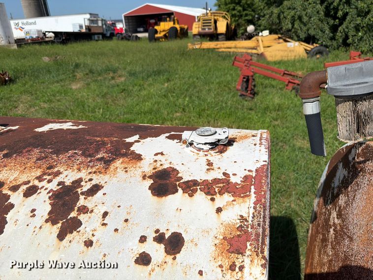 image for item EO8632 (2) 1000 gallon fuel tanks
