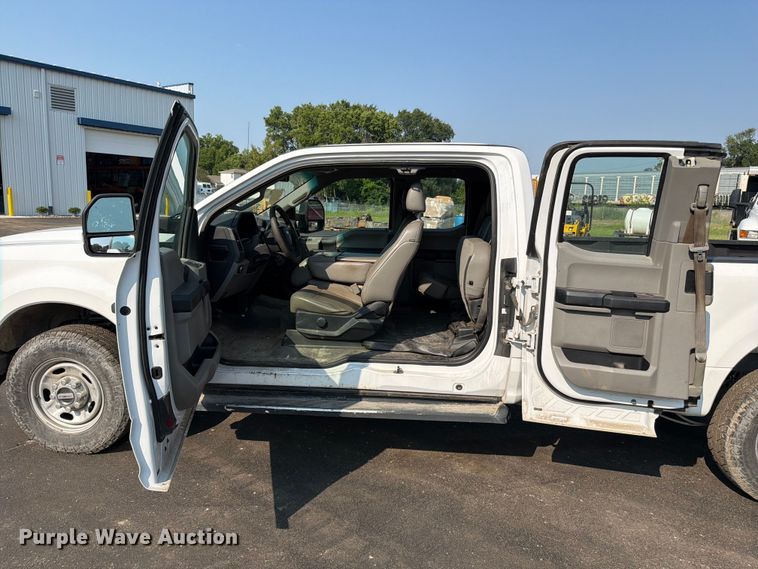 image for item EO8645 2019 Ford F250 Super Duty XL Ext. Cab pickup truck