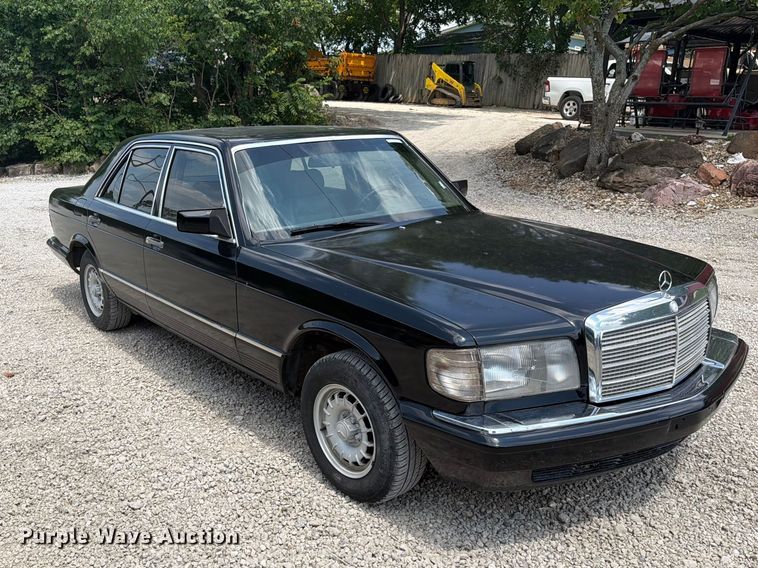 image for item EO8669 1983 Mercedes-Benz 300 