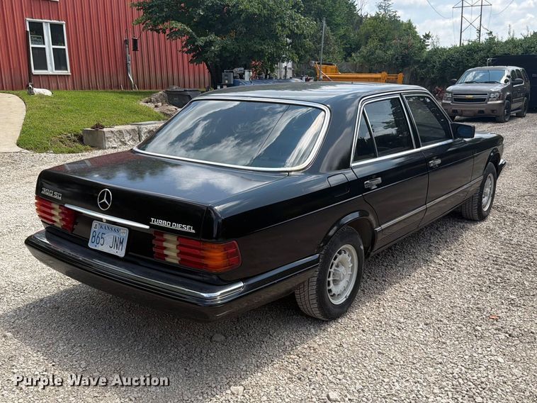 image for item EO8669 1983 Mercedes-Benz 300 