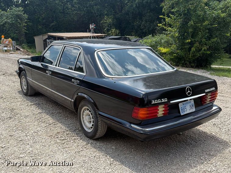 image for item EO8669 1983 Mercedes-Benz 300 