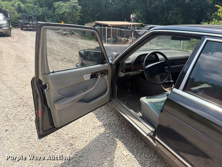 image for item EO8669 1983 Mercedes-Benz 300 